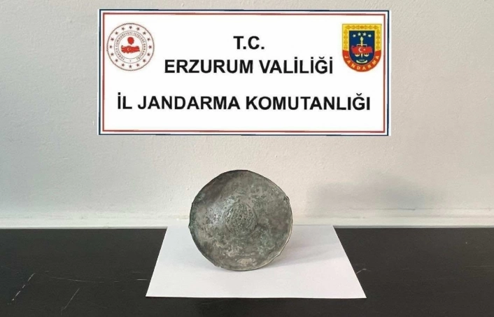 Duyarlı vatandaş bulduğu Bizans dönemi bronz diski jandarmaya teslim etti