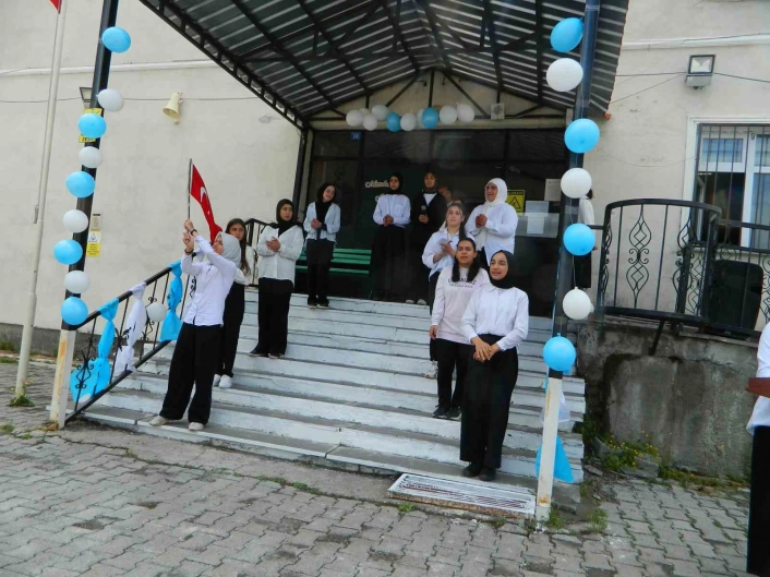 Posof'ta öğrencilerin şiir programı beğeni topladı