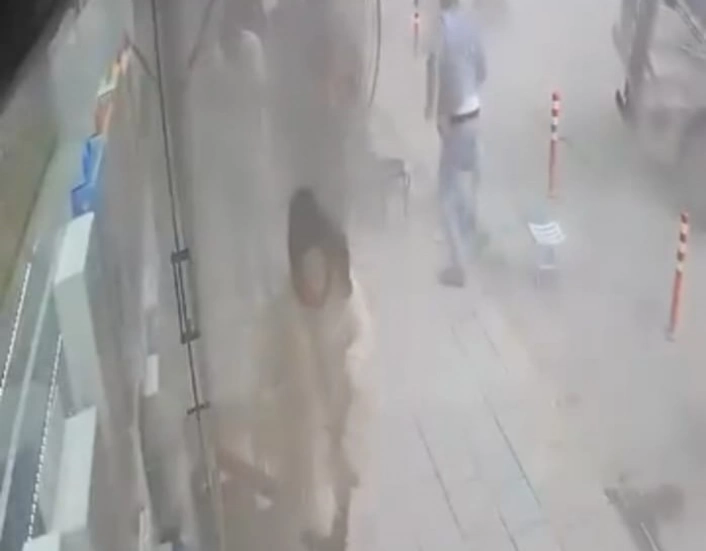 Tır lastiği patladı, vatandaşlar korku dolu anlar yaşadı