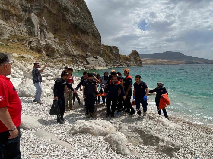 Van Gölü yine can aldı: 14 yaşındaki çocuk akıntıya kapılarak boğuldu