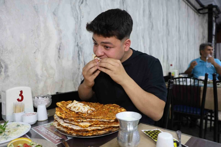 Yaşına ve kilosuna bakmadan bir oturuşta 15 lahmacun yiyor