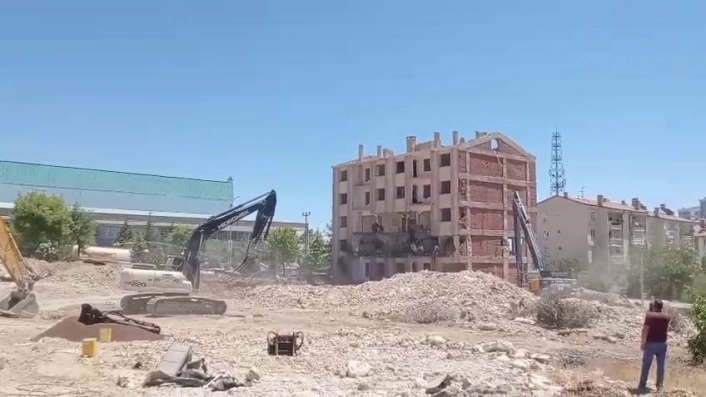 Ağır hasarlı bina korna sesi ile yerle bir oldu