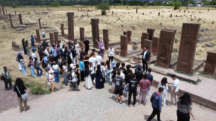 Antalyalı öğrenciler tarihi ilçe Ahlat'ı gezdi