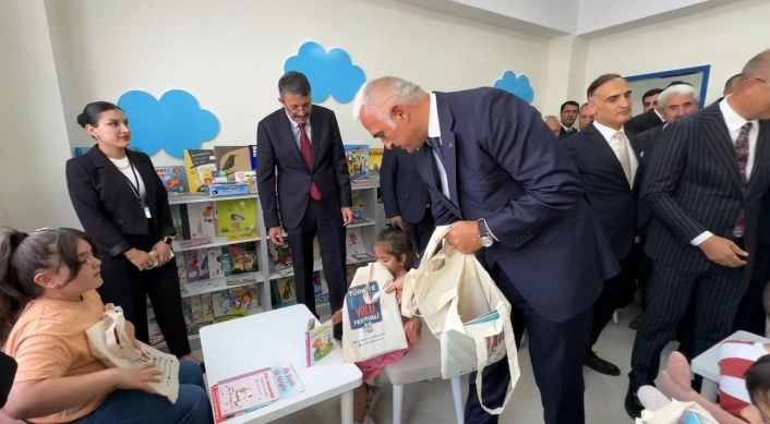 Bakan Ersoy Yüksekova'nın Esendere beldesinde kütüphane açılışını gerçekleştirdi
