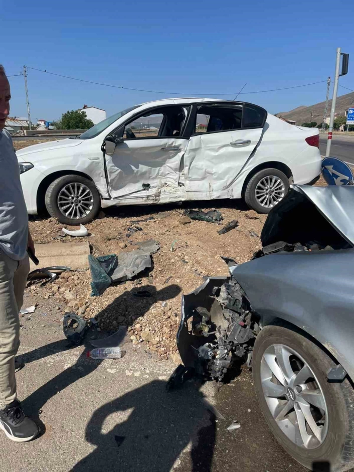 Bingöl'de otomobiller çarpıştı: 2 yaralı