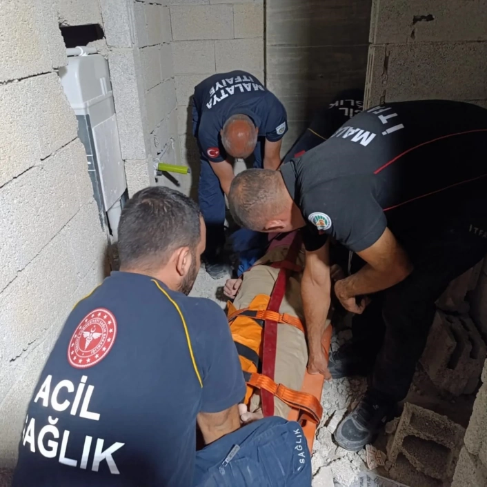 İnşaatta asansör boşluğuna düşen kadın yaralandı