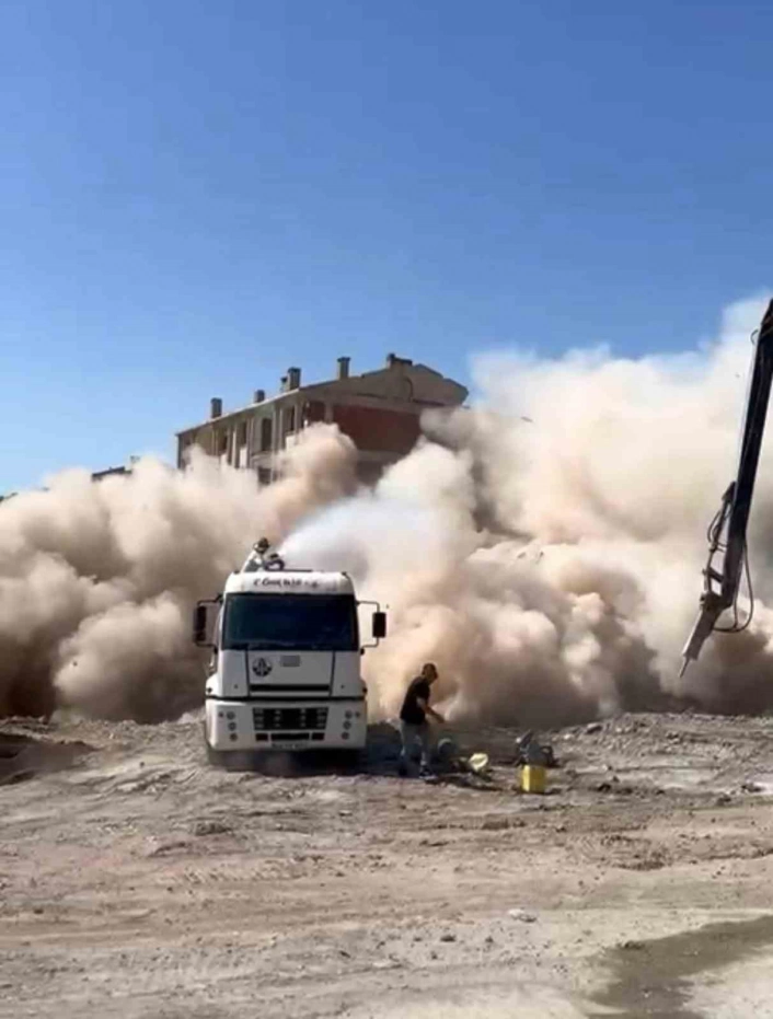 Elazığ'da ağır hasarlı bina tek dokunuş ile yıkıldı