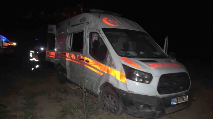Sürücünün kontrolünden çıkan ambulans şarampole uçtu: 2 yaralı