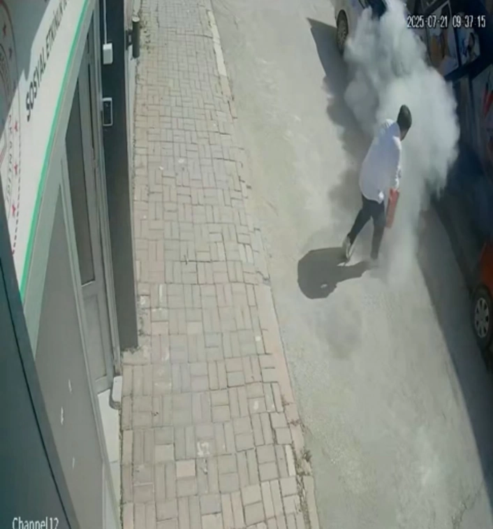 Elazığ'da araç yangını güvenlik kameralarına yansıdı