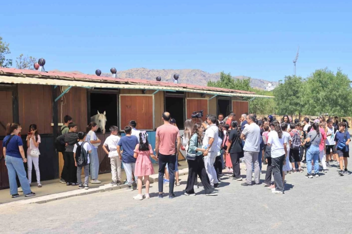 Elazığ'da çocuklar doyasıya gezdi