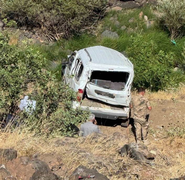 Hafif ticari araç şarampole uçtu, 1 kişi hayatını kaybetti