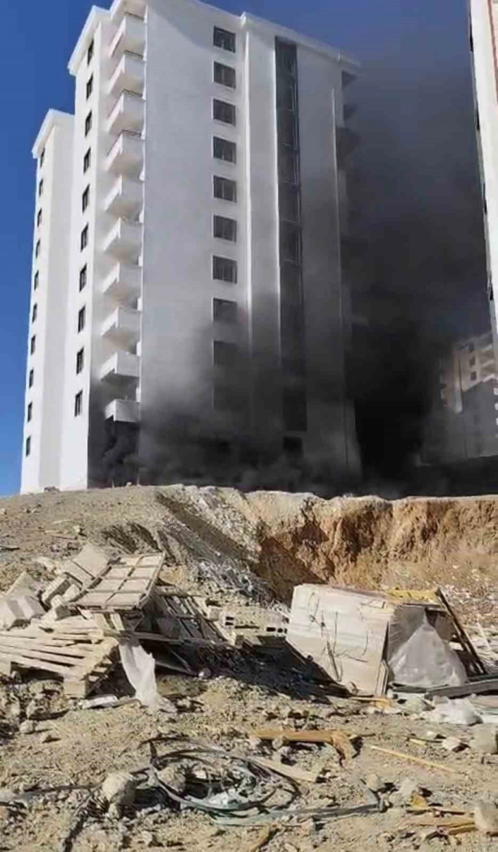 Elazığ'da inşaat halindeki binada yangın çıktı