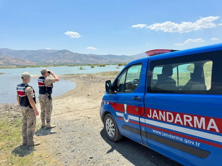 Elazığ'da jandarma ekipleri, su kenarlarında denetim yaptı