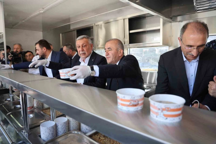 Elazığ'da vatandaşlara aşure ikram edildi