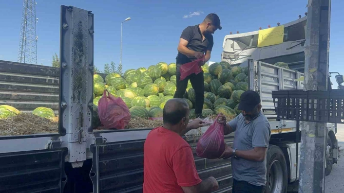 Bir tır dolusu karpuzu ücretsiz dağıttı