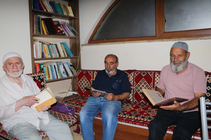 Erzincan'da camiler kitapla buluştu: Hem çay yudumluyorlar hem kitap okuyorlar