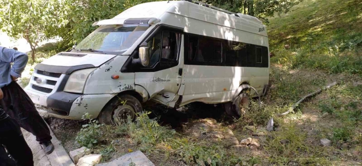 Hakkari'de minibüs takla attı, 7 kişi yaralandı