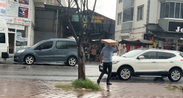 Iğdır'da kavurucu sıcakların ardından sağanak yağış etkili oldu