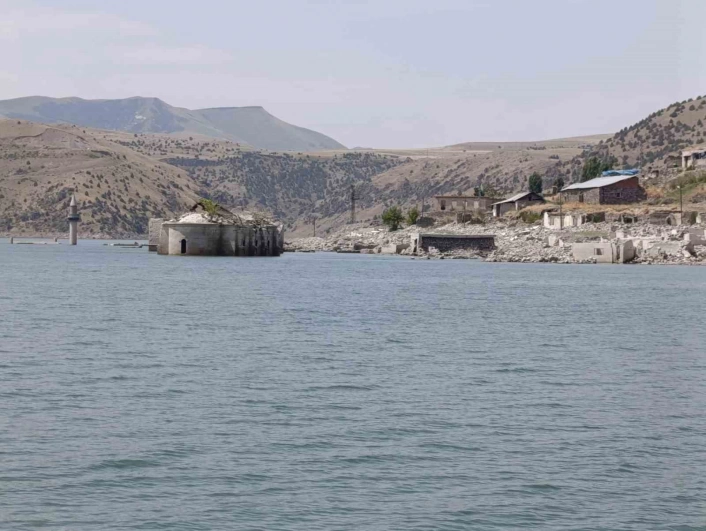 Karakurt Baraj Gölü'nde sular çekildi, tarihi köy yeniden ortaya çıktı