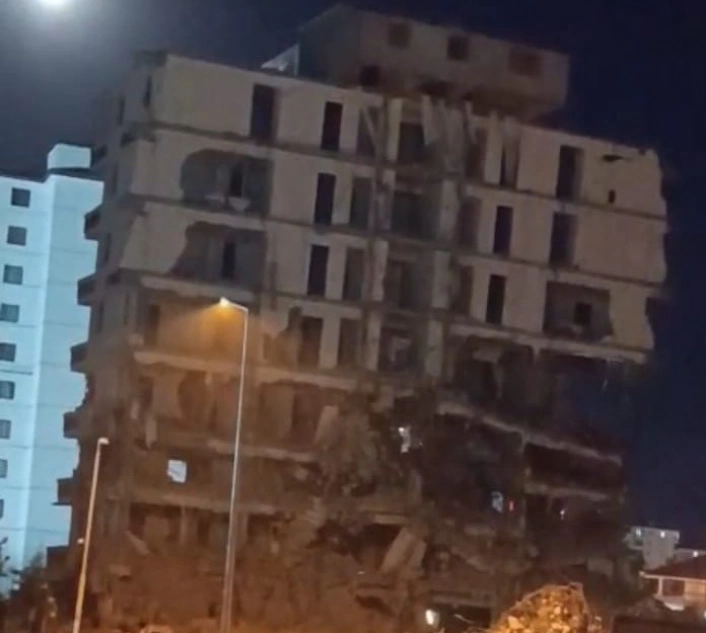 Malatya'da ağır hasarlı 7 katlı bina saniyeler içerisinde yerle bir oldu