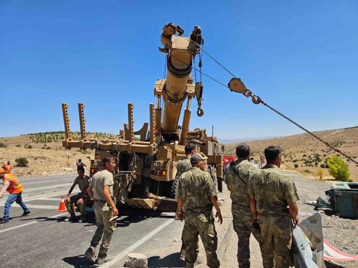 Askeri araç devrildi: 2 asker yaralandı