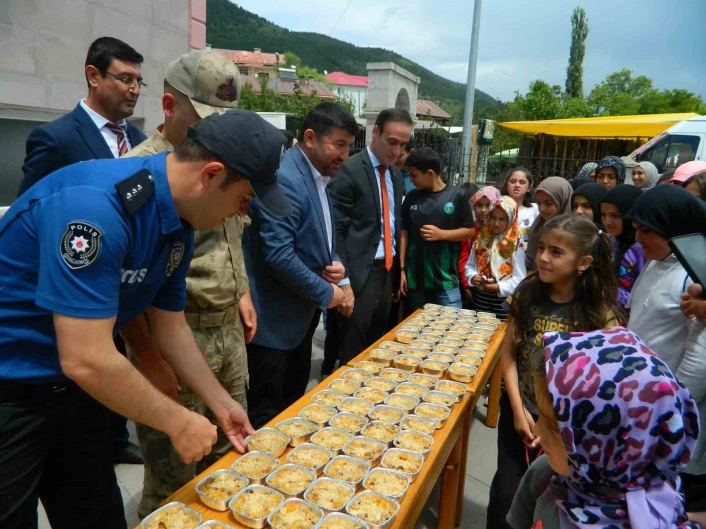 Posof Müftülüğü vatandaşlara aşure ikramında bulundu