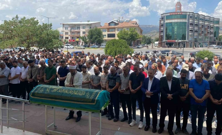Pülümür Çayında hayatını kaybeden genç Erzincanda son yolculuğuna uğurlandı