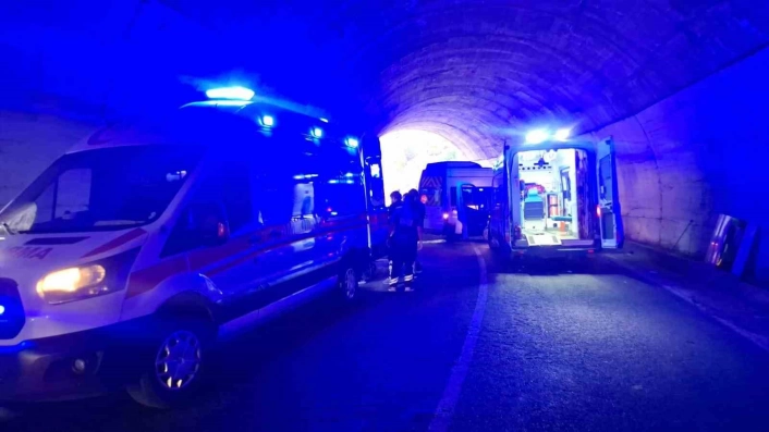 Tunceli'de tünelde trafik kazası: 8 kişi yaralandı