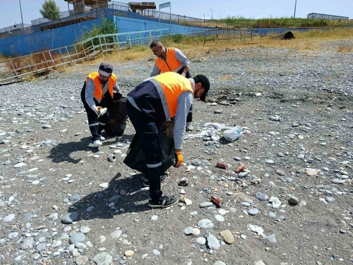 Van Büyükşehir Belediyesinden Mavi Bayraklı Halk Plajında temizlik çalışması