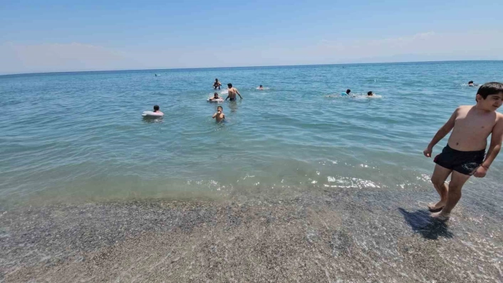 Van Gölü sahilleri Ege'yi aratmıyor