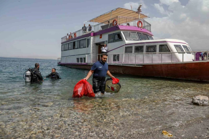 Van Gölü'nün dibinden çıkartılan atıklar şaşırttı