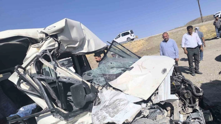 Van'da minibüs ile kamyon çarpıştı: 1 yaralı