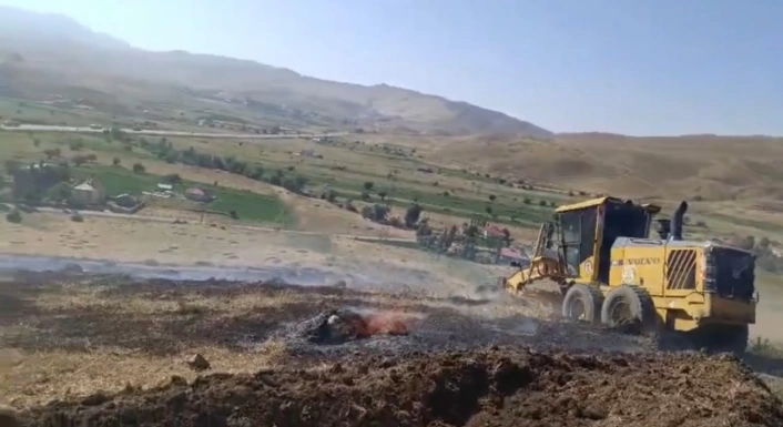 Yüksekova'da anız yangınına kepçeli müdahale