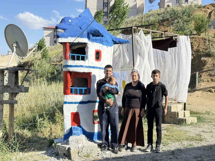 Yüksekova'da görenleri şaşırtan gemi ve yunus figürlü ev maketi