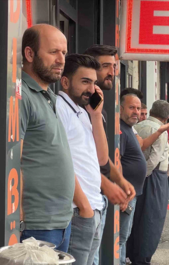 Yüksekova'da serinleten yağış