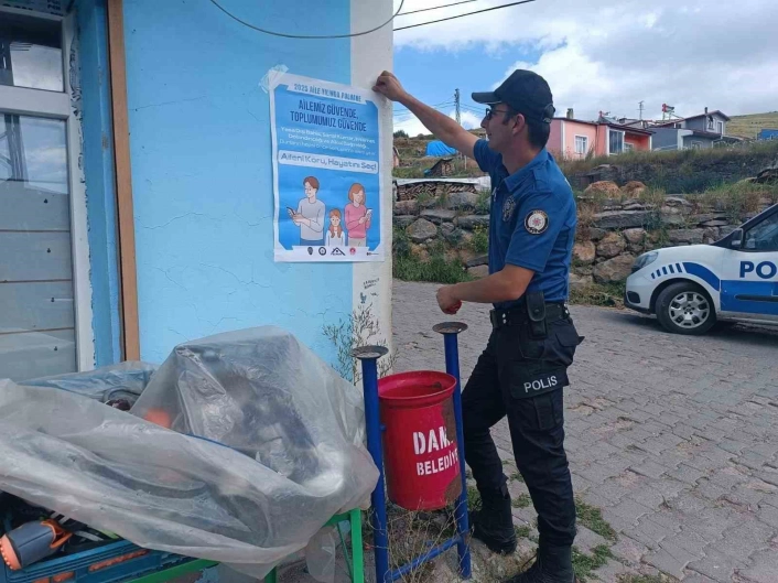 Ardahan'da polis ekiplerinden vatandaşa broşürlü uyarı