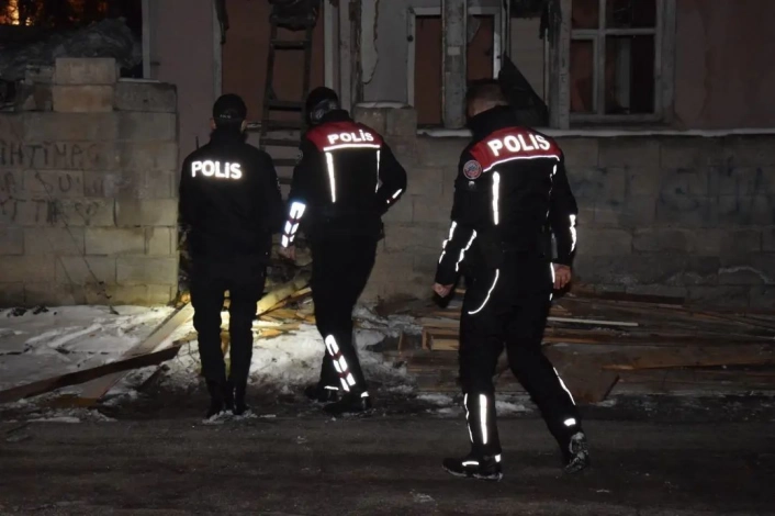 Erzincan'da polisten kaçan şüphelinin üzerinden 15 gram esrar ele geçirildi