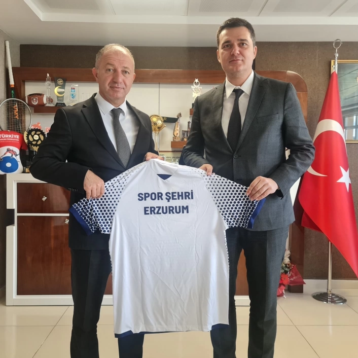 Günaydın'a forma hediye etti