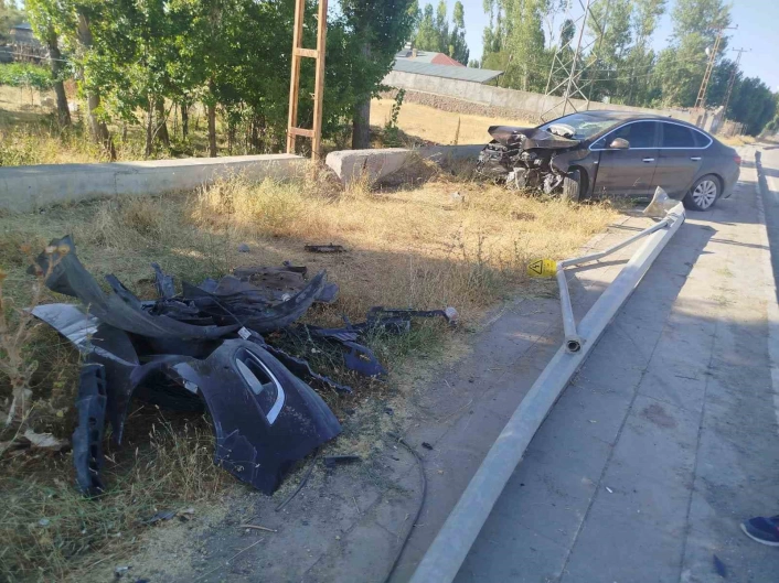 Malazgirt'te otomobil direğe çarptı: 1 yaralı