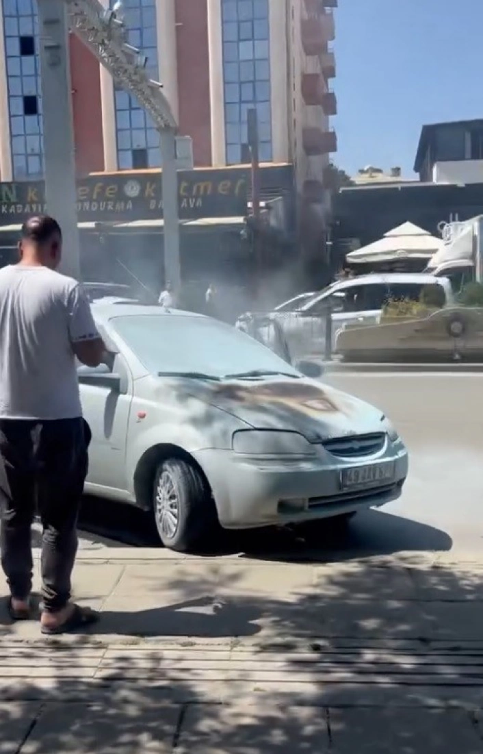 Muş'ta Motor kısmı alev alan otomobil, vatandaşların hızlı müdahalesi ile söndürüldü