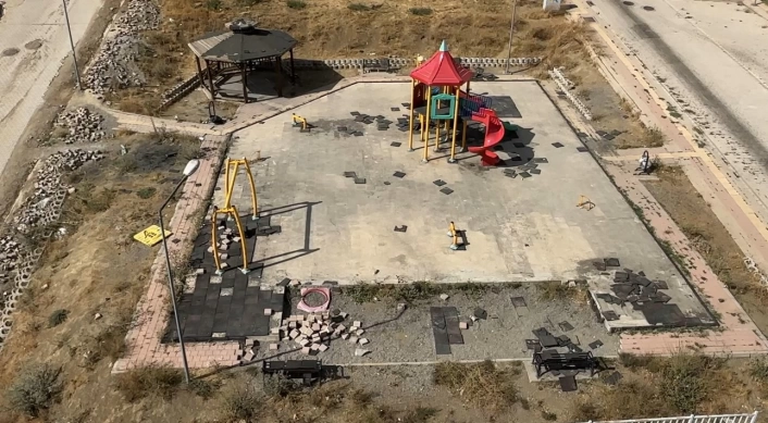 Yüksekova'da çocuk parkına zarar verildi.