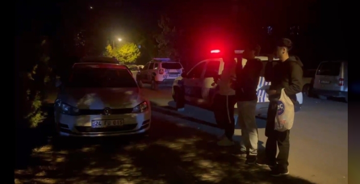 Asayiş olayını çekirdek çitleyerek izlediler