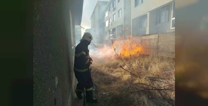 Bahçede çıkan örtü yangını itfaiye ekiplerince söndürüldü