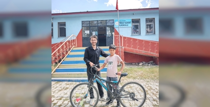 Diyadin’de başarılı öğrenciye bisiklet hediyesi