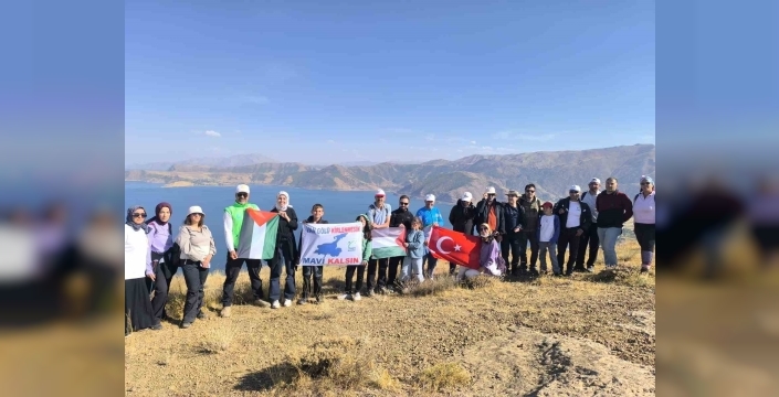 Doğaseverler Van Gölü için 8 kilometre yürüdü