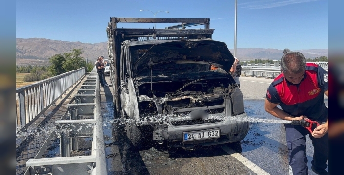 Erzincan’da seyir halindeki kamyon alev alev yandı
