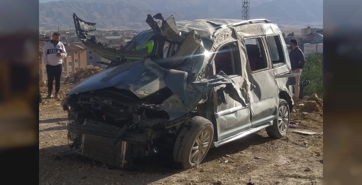 Hakkari’de virajı alamayan otomobil devrildi: 1’i ağır 4 yaralı