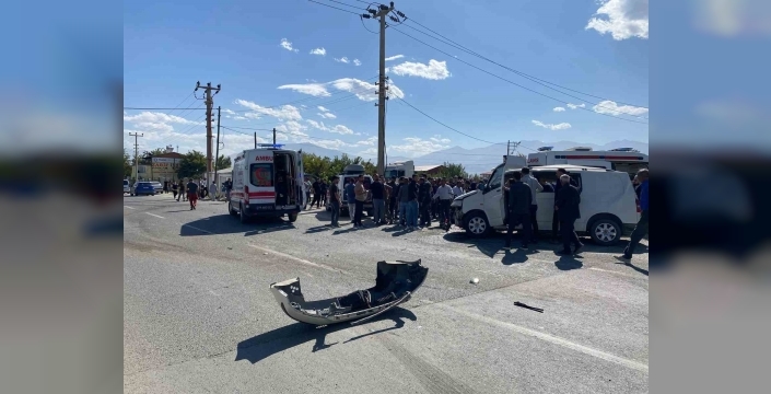 Iğdır’da zırhlı polis aracıyla otomobil çarpıştı: 4 yaralı