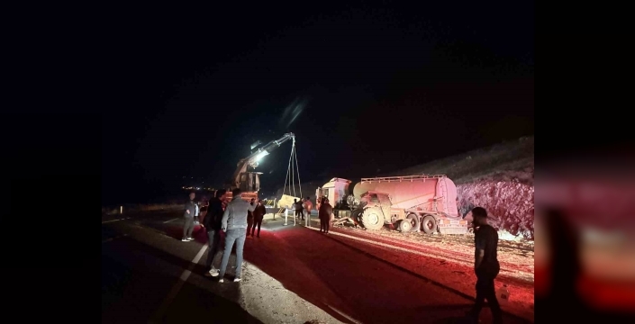 Traktör ile kamyon çarpıştı: 3 yaralı