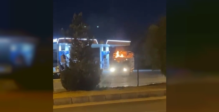 Kamyonet alevler arasında akaryakıt istasyonuna girdi